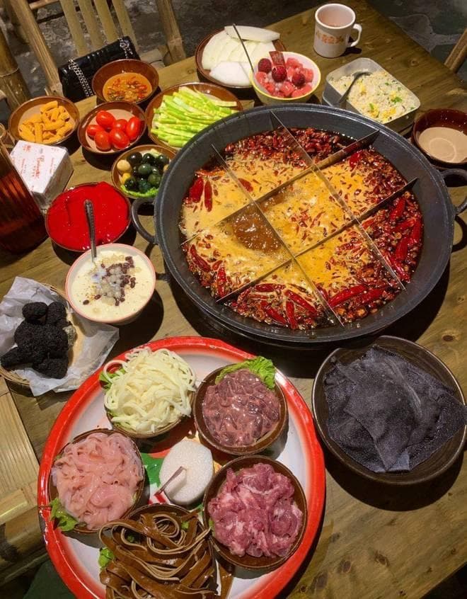 四川九宫格火锅：食材与火候的完美融合