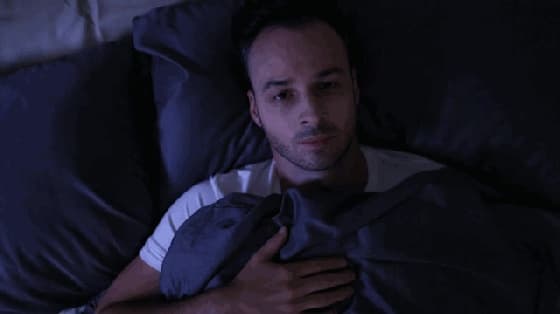 睡前绝对不能吃的5种食物，怪不得失眠、早醒、睡眠浅！赶紧看看吧