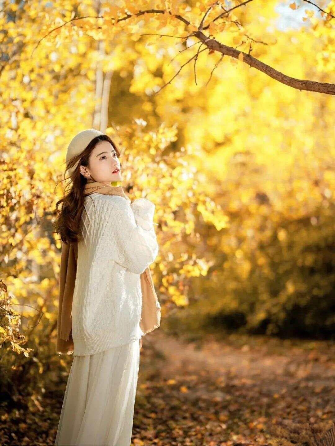 秋天落叶拍照，8个拍照姿势，帮你拍出秋天唯美、好看氛围感