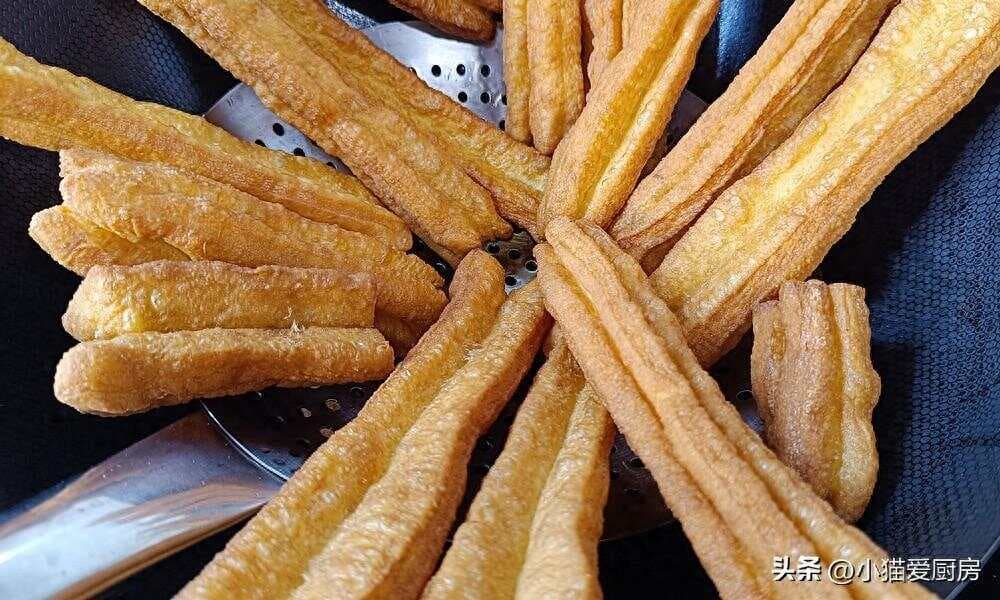 奶香油条制作教程：这样做出来的油条口感酥脆，奶香四溢