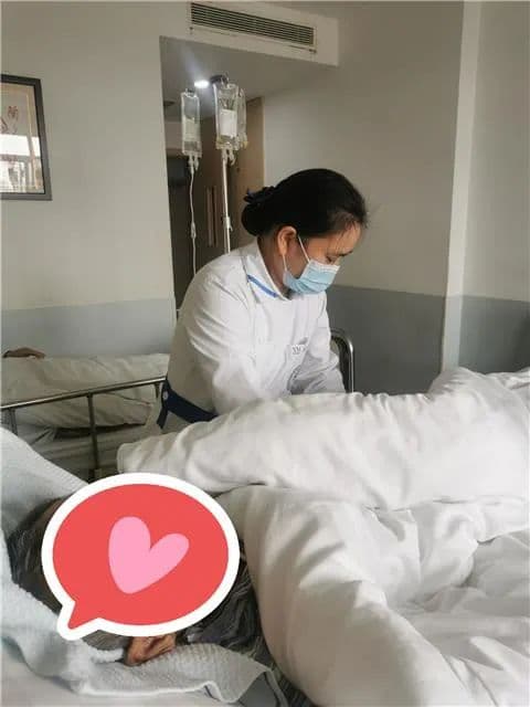 老人摔倒后不能掉以轻心，警惕三大致命并发症