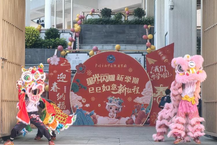 开学典礼魅力满满，但也要注意避免“卷”过度