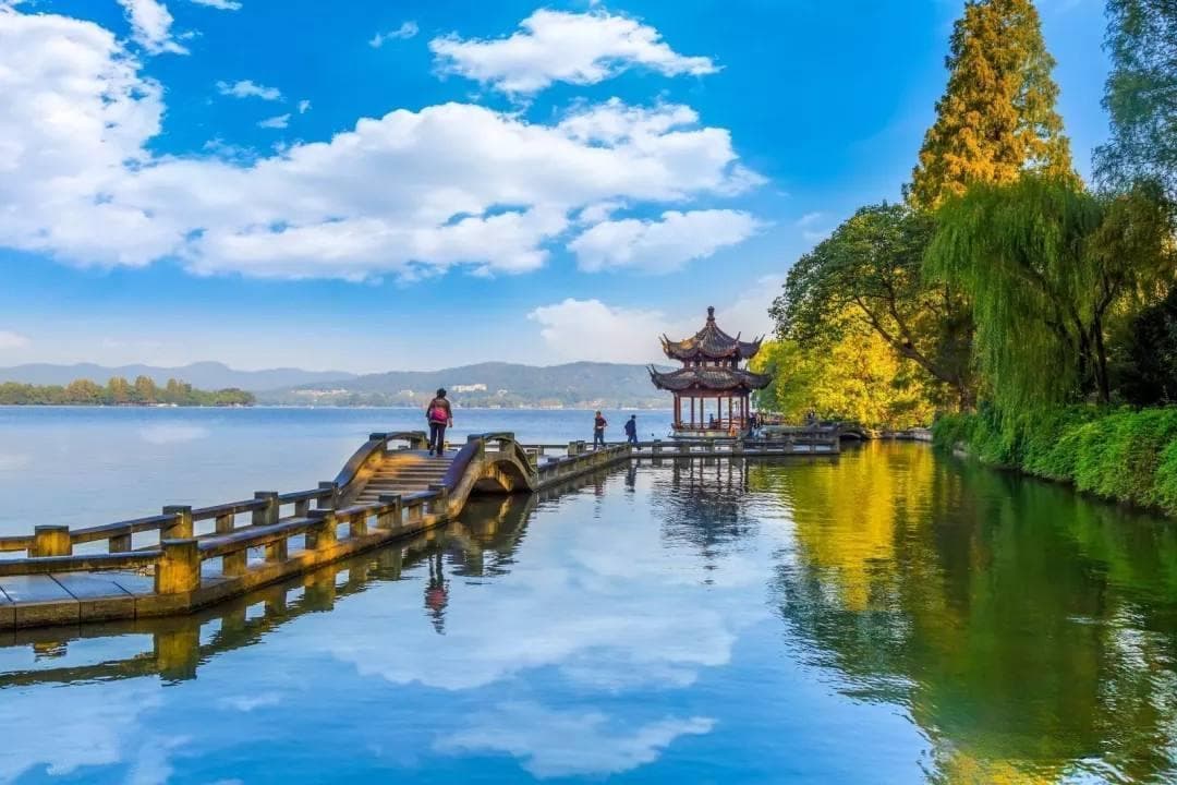 富春江：穿越千年的水墨画卷