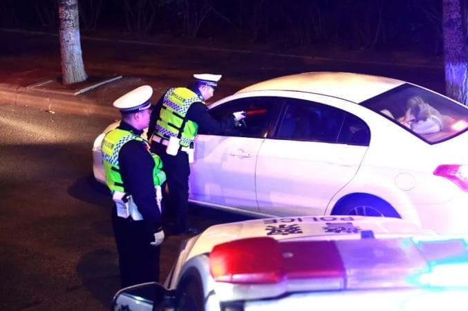 哈尔滨严查酒驾：同一地点两女司机被查，“隔夜酒”清晨仍超标