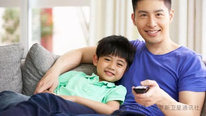 中国全职爸爸增多：家庭角色如何转变？