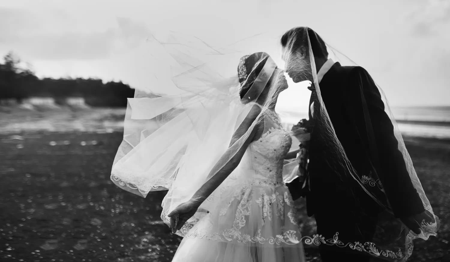 黑色婚纱引领现代婚礼新风尚