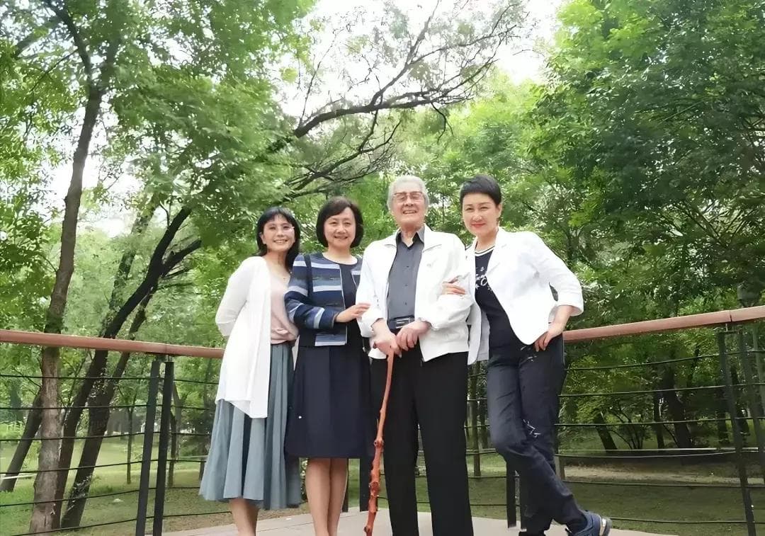 看了张凯丽与黄梅莹同框，才发现，60+女人，真就发型+穿搭决定气质