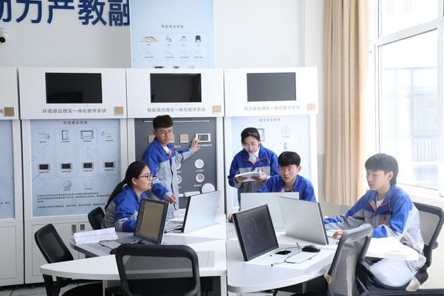 技能型社会构建：职业院校产教融合的基本逻辑与实践策略