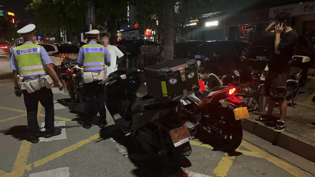 “飙车炸街、翘头炫技”损人害己，对于这种违法行为，交警部门坚决查处！