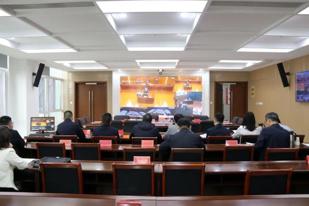 公交车驾驶员开车途中使用手机被开除，公司是否违规？法院判了！