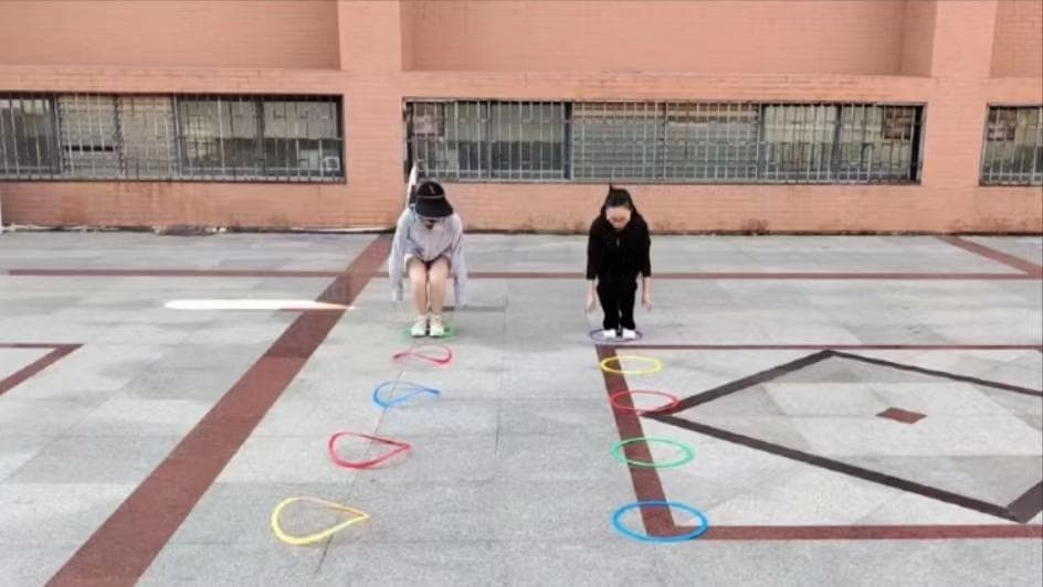 幼儿体育游戏《一圈多玩》：呼啦圈的多种玩法
