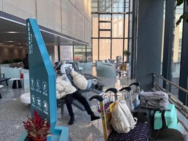 杭州机场推出过夜“躺平”休息区 温暖春运归途