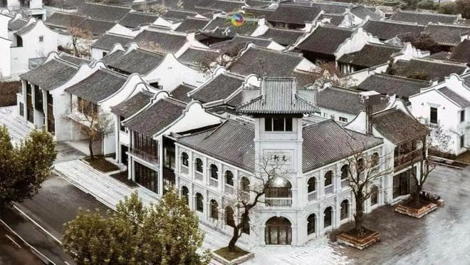 无锡惠山古镇三期改造升级，赛博朋克风“阿炳”成新地标