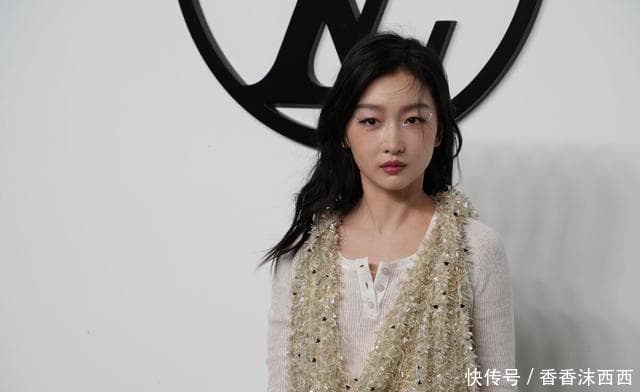 周冬雨的穿搭秘籍：小眼睛女生也能变身时尚女王！