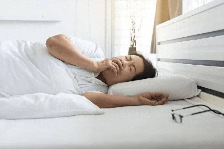 高血脂和睡觉有关？医生反复强调：血脂高的人，睡觉牢记"3不要"