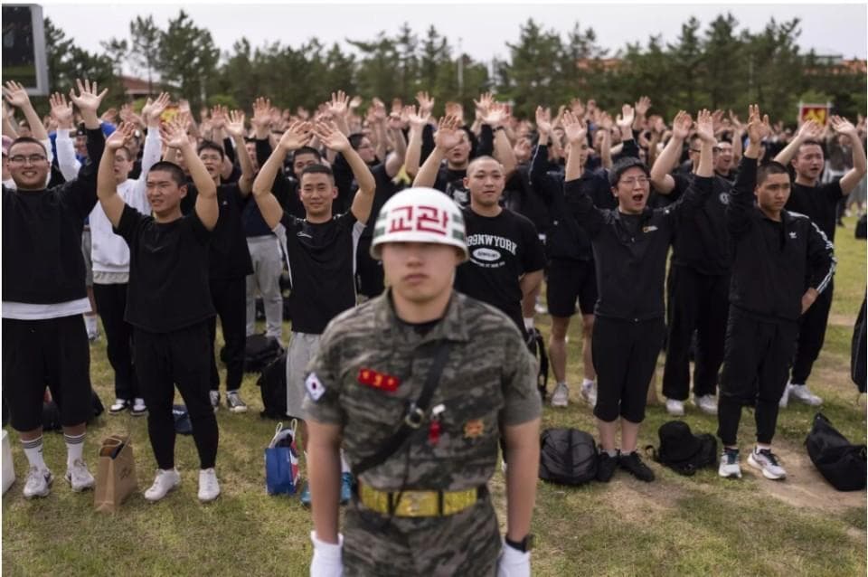 想跑都跑不了！韩国政府强迫美国人服兵役，数十万人陷入噩梦