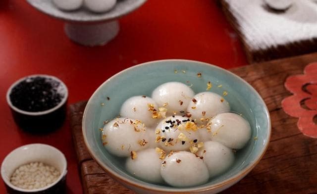 炸汤圆时，先扎洞或先蒸熟都不靠谱！教您一招，汤圆不爆炸不溅油