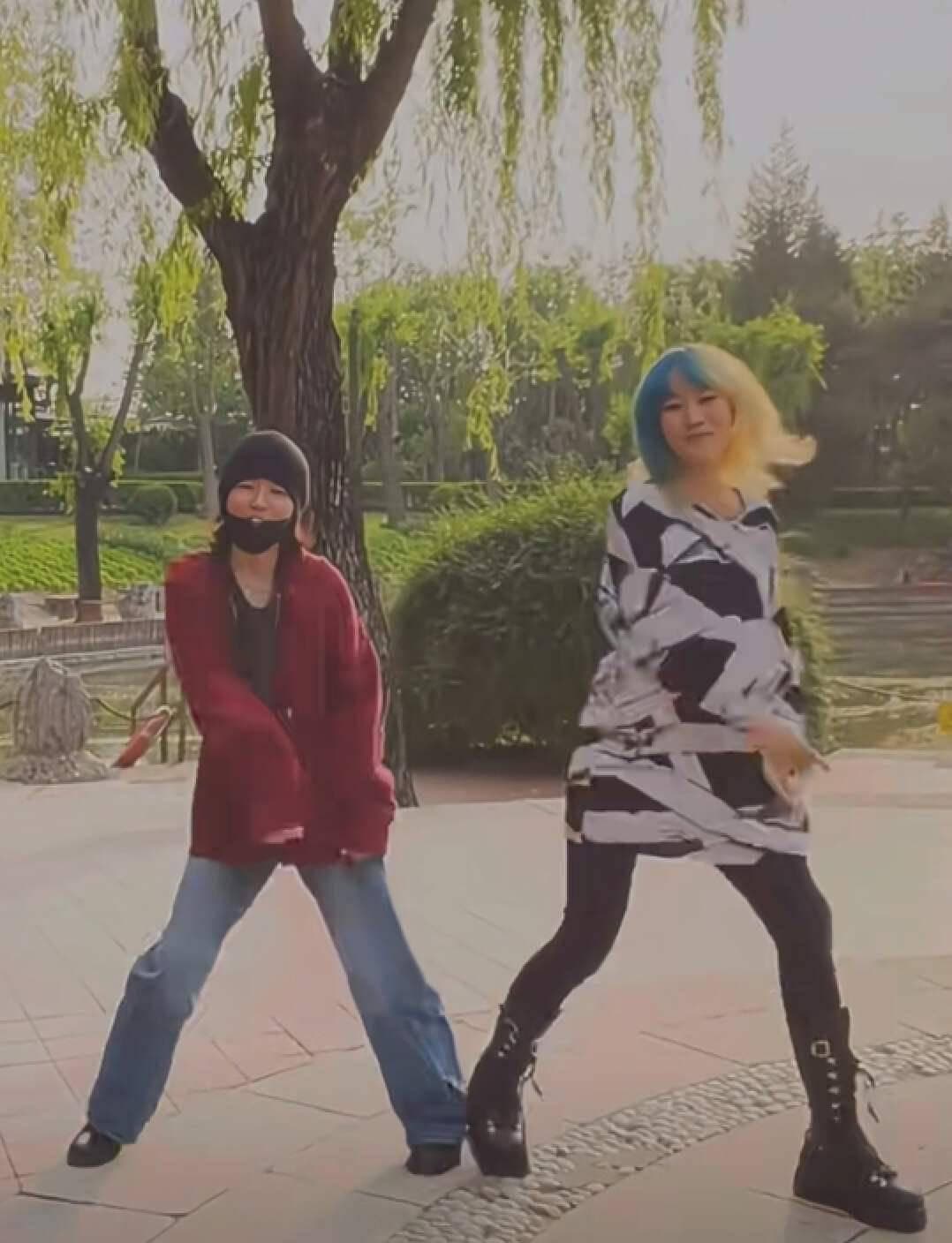 窦靖童窦佳嫄姐妹同框跳舞，潮酷装扮尽显姐妹情