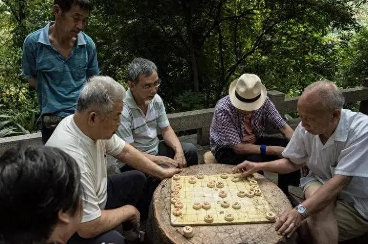 年纪大了喜欢喝茶？医生提醒：老年人要少喝茶，喝的多了会伤身体