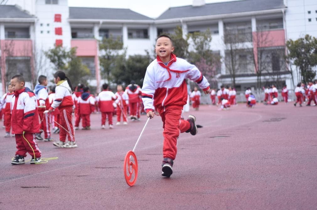 “让孩子们动起来、玩起来、笑起来”——代表委员热议青少年运动锻炼