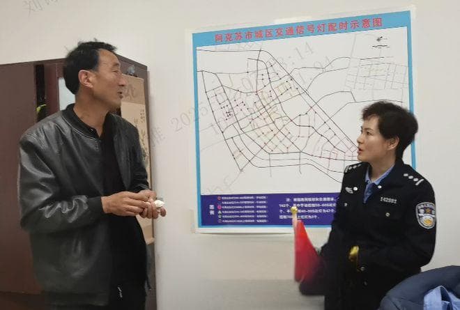【温情执法】阿克苏市一司机超速闯红灯却免于处罚