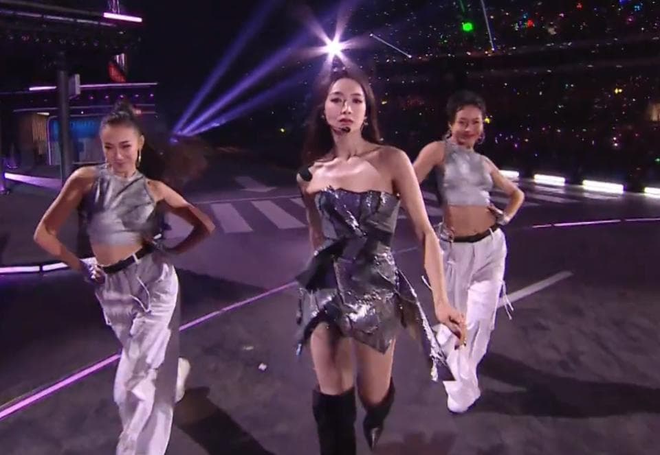 虞书欣跨年晚会双造型引热议：人鱼仙子vs酷辣女孩