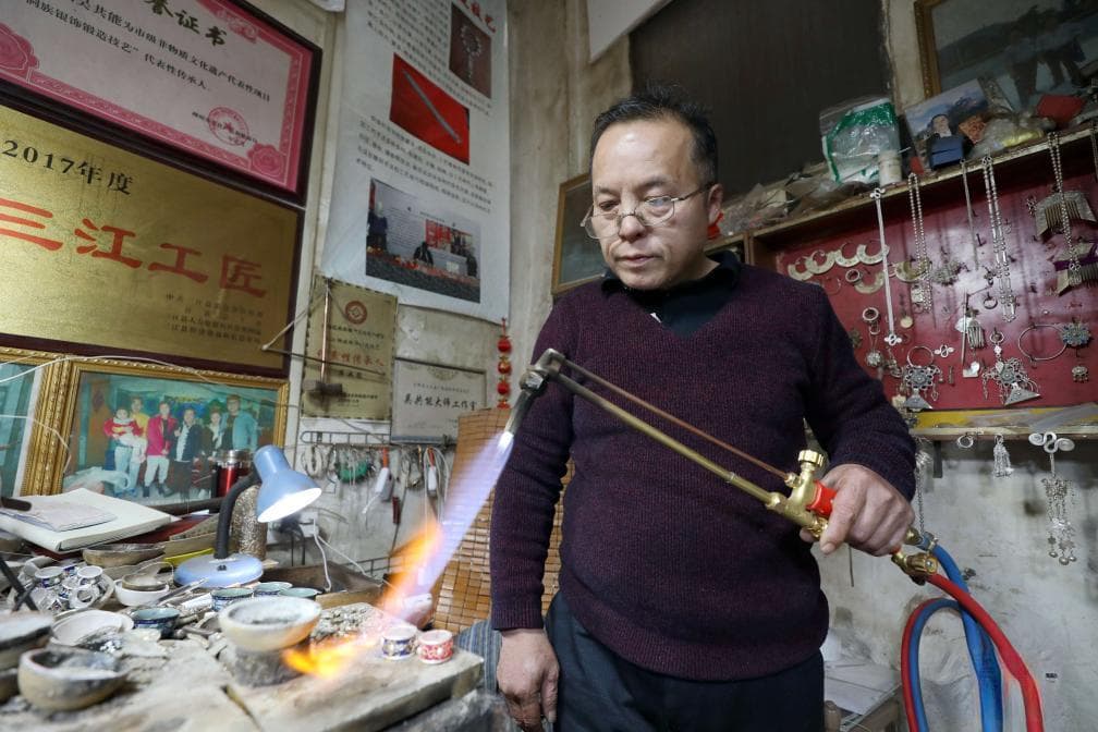 广西非遗“守艺人”：匠心匠艺赶制手工艺品迎新春
