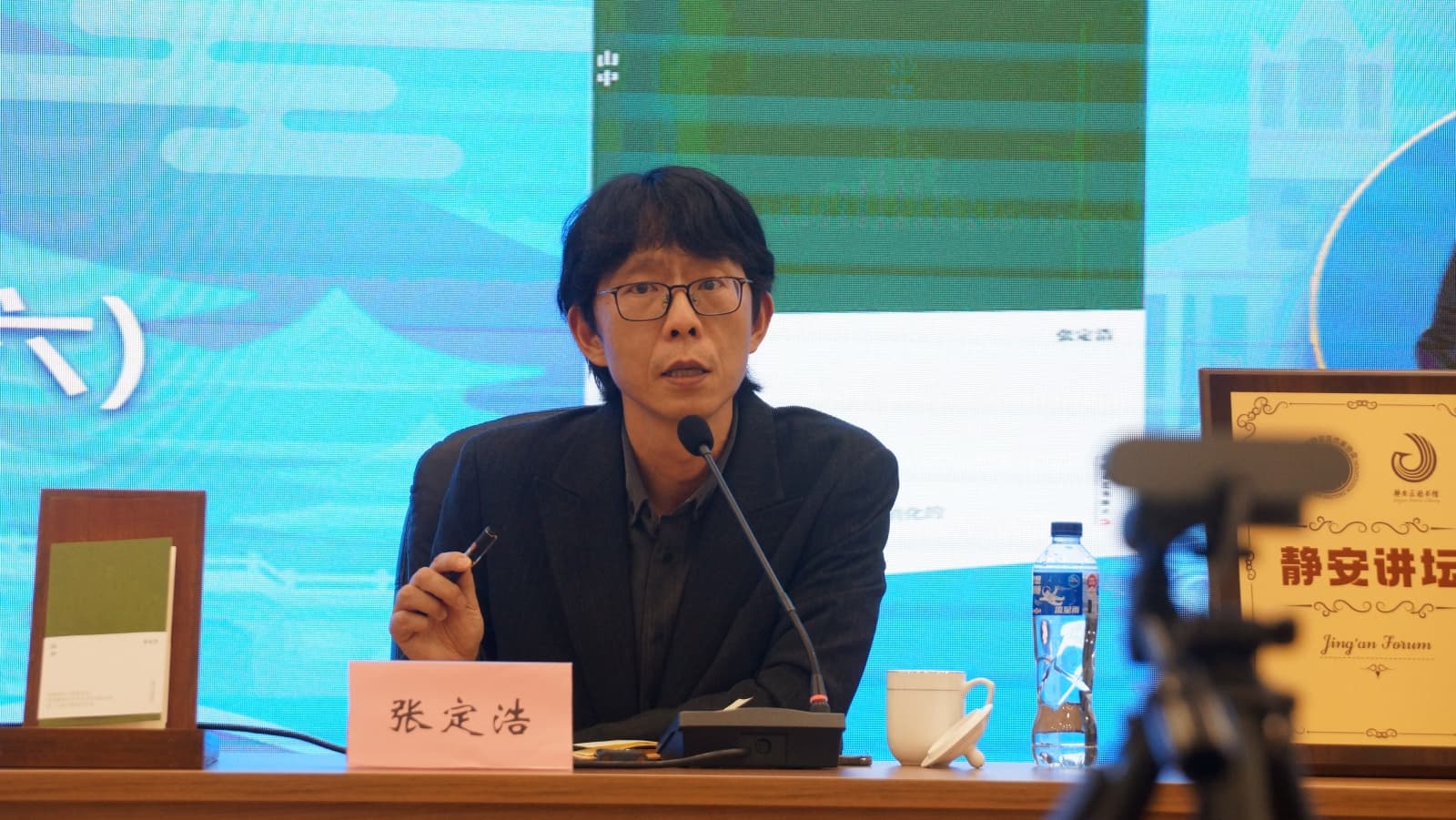 平视诗歌，不要将其神圣化
