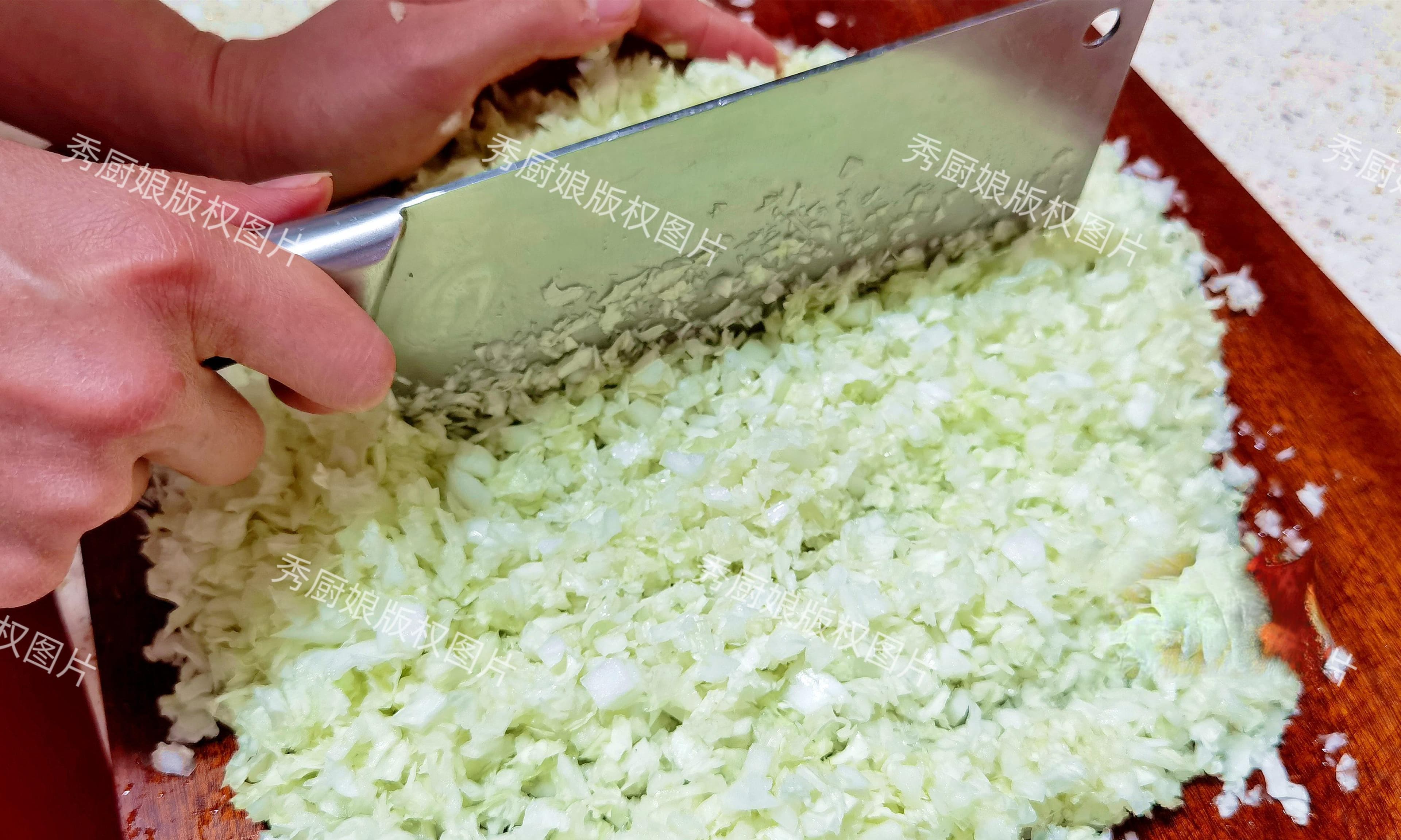 白菜饺子馅，用盐杀水是大错！教你正确做法，不出水，不腥不柴