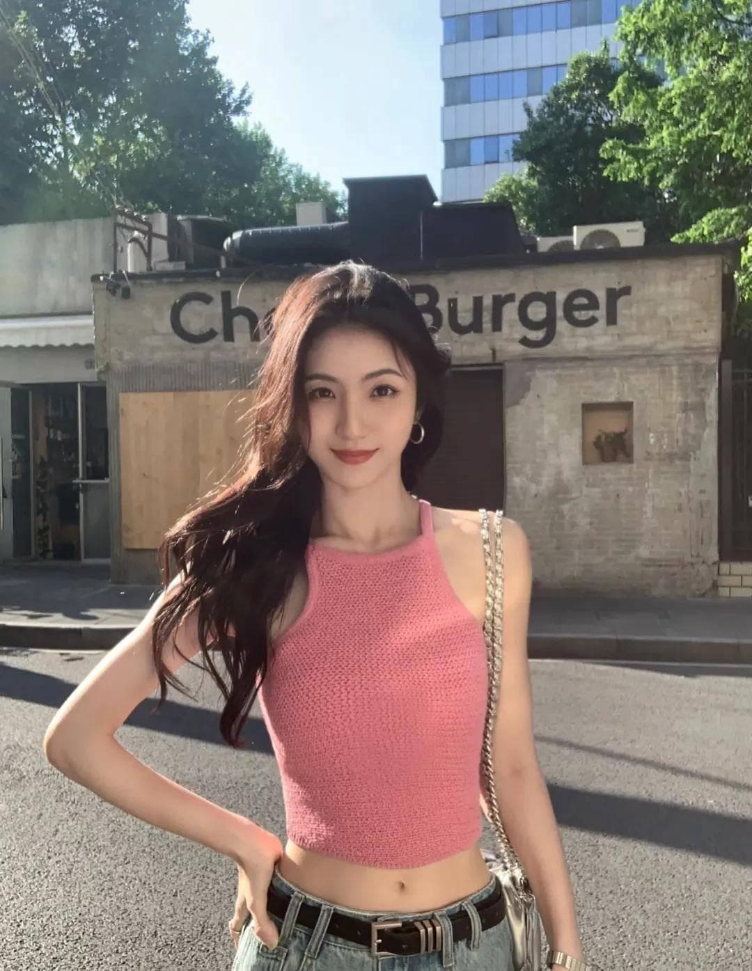 9个万能街拍姿势，轻松营造随性街头氛围，拍出自然时髦大片！