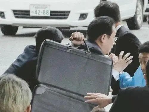 岸田遇袭事件有续集了！男子保持沉默，遭审讯人员侮辱，录像录音实锤
