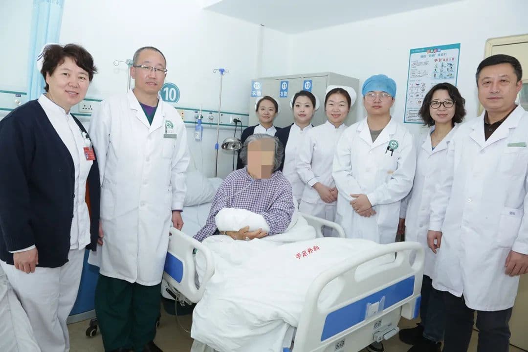 83岁老人断腕再植，成功！