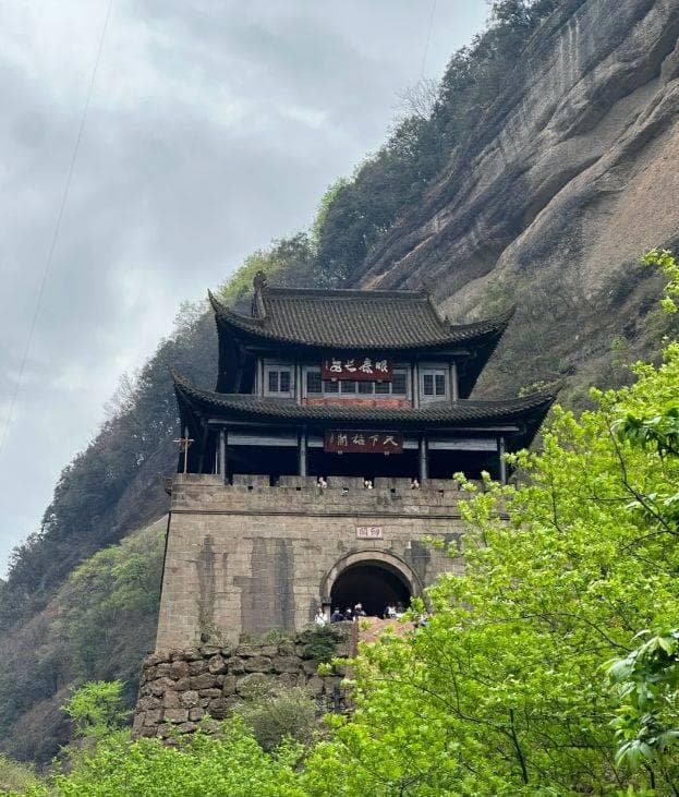 剑门关探秘：一窥天下险的壮丽景色