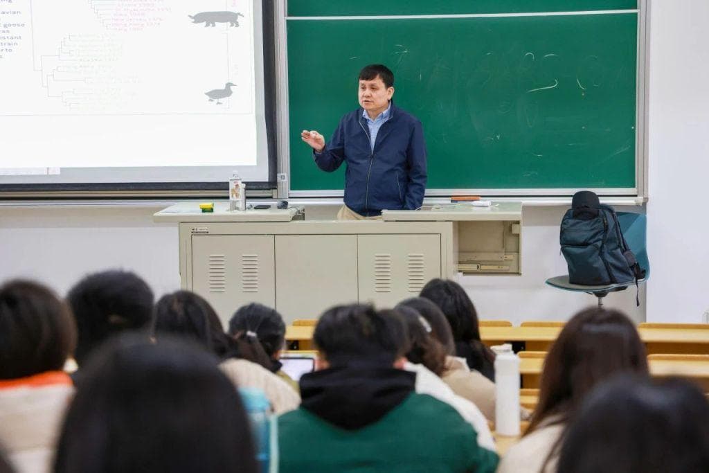张文宏站上复旦讲台开讲"传染病学"，探索线上线下教学创新