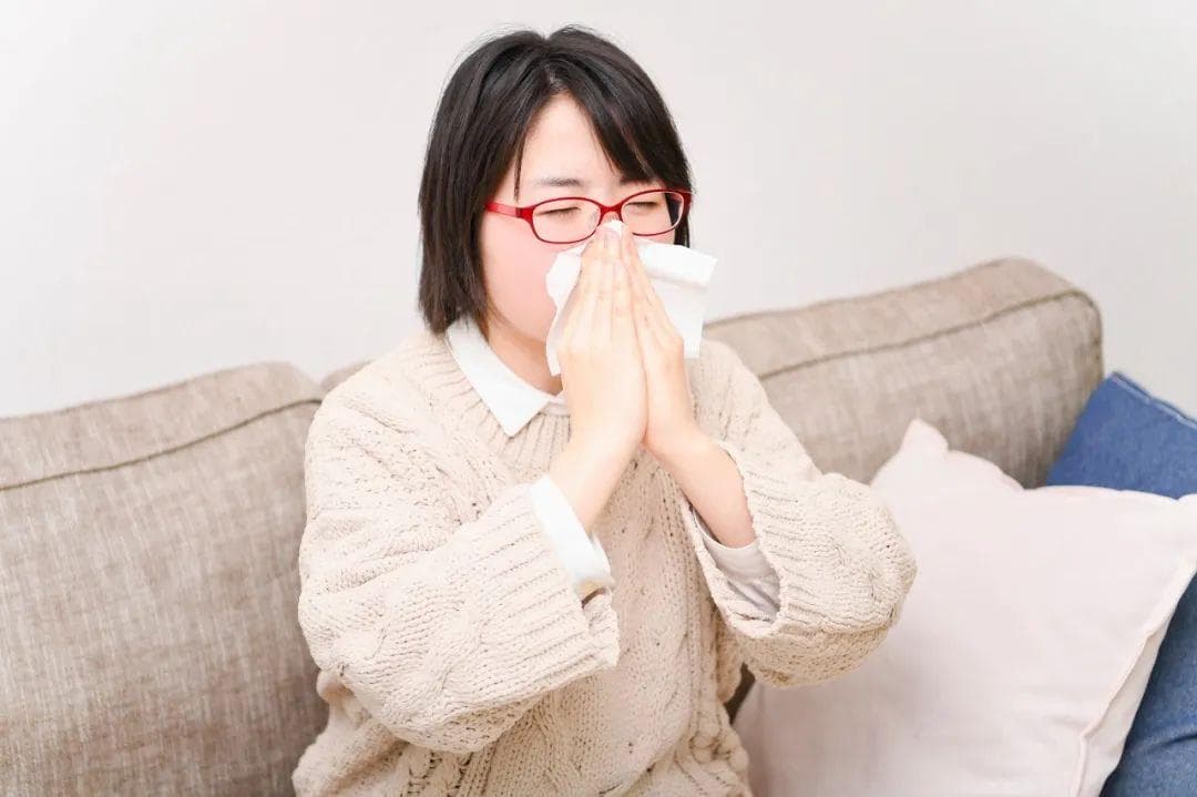盐水洗鼻、抹眼药膏……这些治疗变应性鼻炎的“奇招”可靠吗？