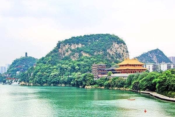 柳州蟠龙山公园：盘古庙见证1500年历史，双塔成城市地标