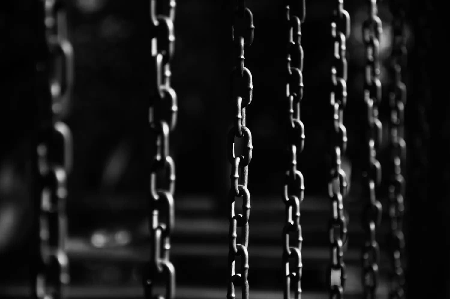 LinkedList在家族关系查询系统中的应用与性能分析