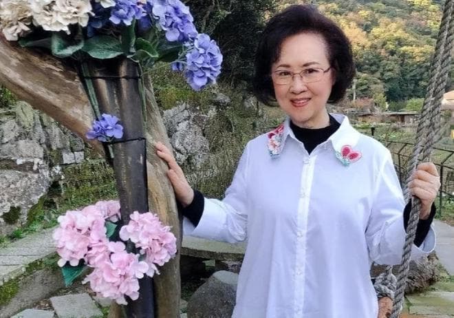 琼瑶儿子陈中维：三岁父母离异，性格老实，甘心被母亲妻子领导