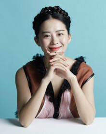 从旅游节目主持人到“比特币女王”，前华人首富背后的女人何一的传奇人生