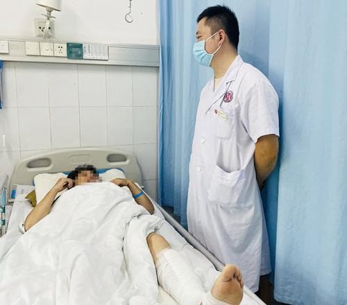 女子小腿磕破皮自行喷药致感染，医生提醒处理外伤别乱用药
