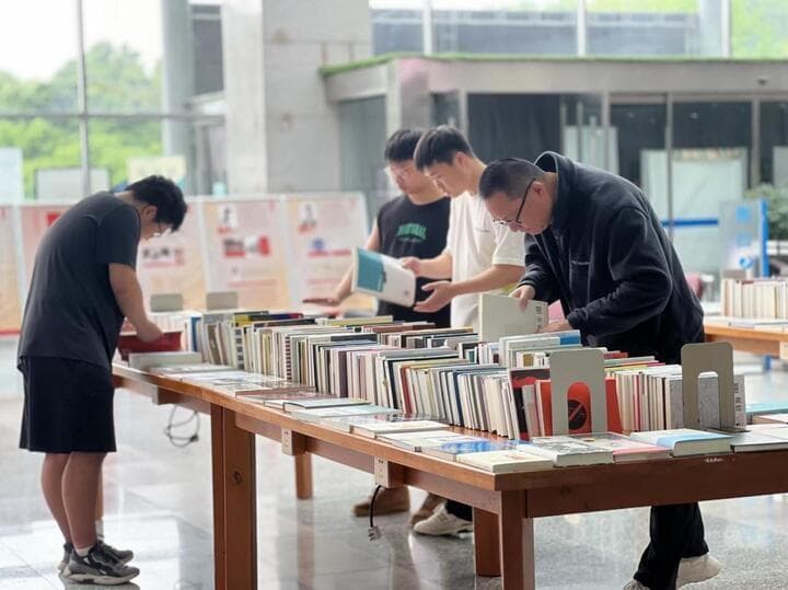 南工大图书馆创新融合非遗制作与图书荐购，打造多维文化体验新场景