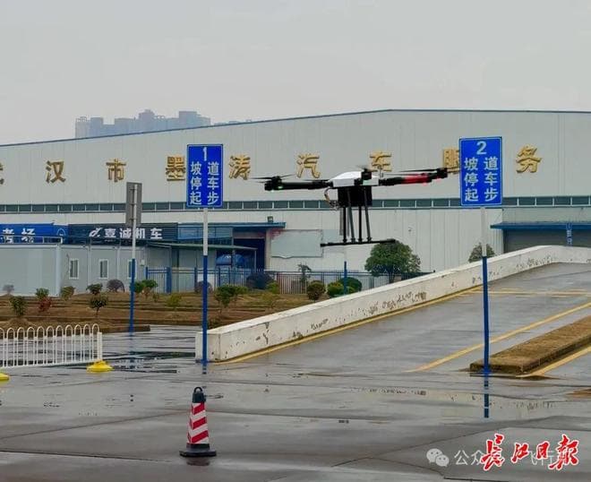 老司机改练操纵杆，武汉32年驾校转型无人机培训