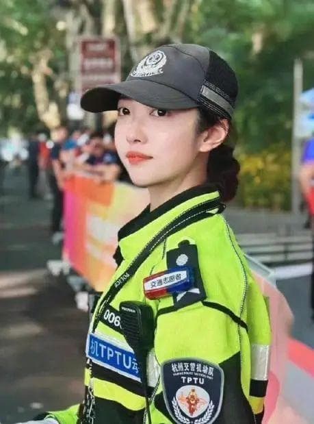 没有辞职升职了！爆火网络的兔子警官“李语蔚”，离转正还远吗？