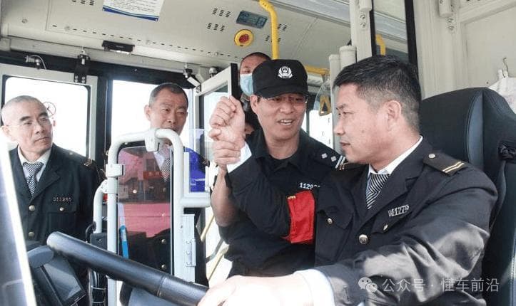 车内放什么防身工具来保护自己最合适？交警推荐，安全又实用！