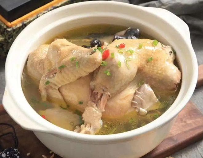 炖鸡汤时，牢记只用这4种香料，鸡汤浓白味还鲜，香味入骨肉不柴