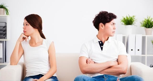 家庭冷暴力在婚姻中的表现是什么？如何识别和应对？