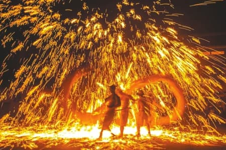 “烧火龙”的秘密：1500℃铁水打成满天“烟花”