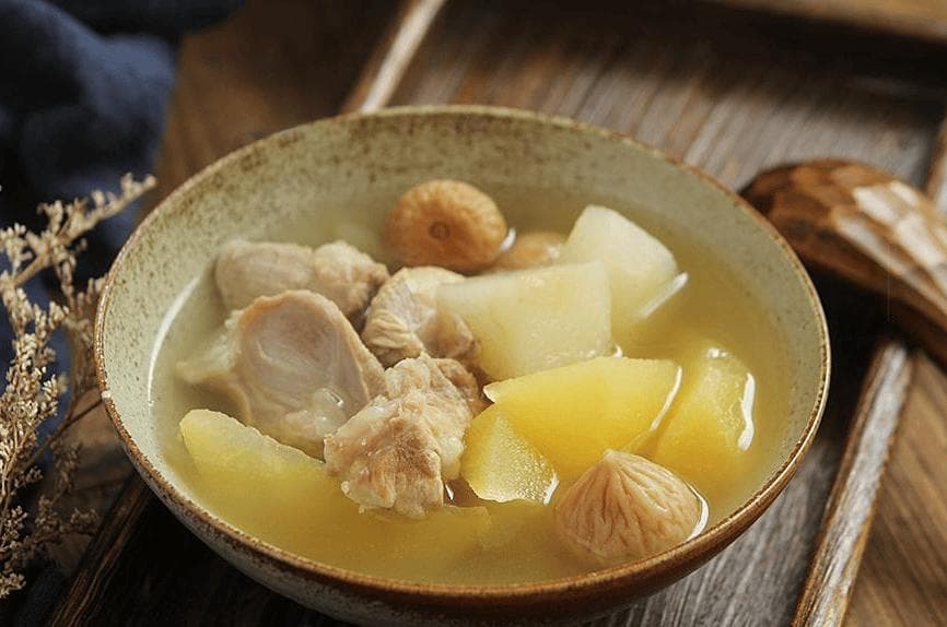 春天，这汤要常煲给家人喝，清甜开胃解腻，嗓子舒舒服服！