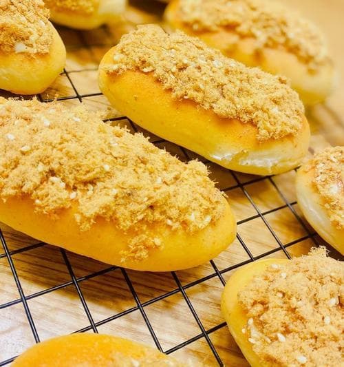 肉松长面包的制作方法（手把手教你制作美味肉松长面包）