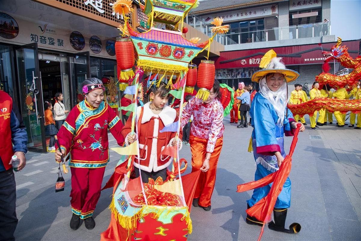非遗迎春在宜都，鲟龙水街年味足
